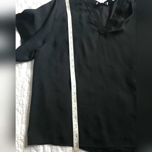 Vince V Neck Black Short Sleeve Top Size Large - Picture 9 of 14
